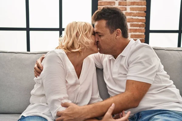 Uomo Donna Mezza Età Che Baciano Abbracciano Casa — Foto Stock