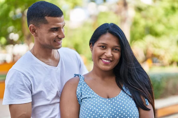 Man Vrouw Paar Glimlachen Zelfverzekerd Staan Samen Park — Stockfoto