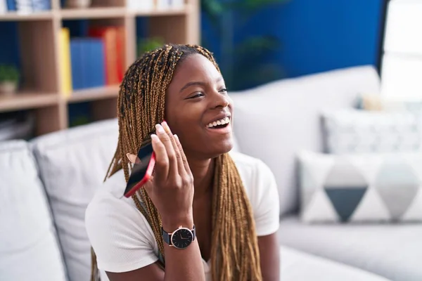Africano Americano Mulher Ouvir Mensagem Voz Por Smartphone Sentado Sofá — Fotografia de Stock