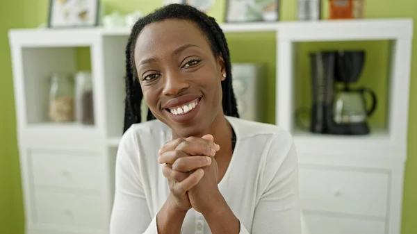 African American Woman Smiling Confident Sitting Table Home — 图库照片