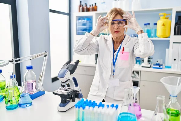 Mulher Loira Meia Idade Trabalhando Laboratório Cientista Tentando Abrir Olhos — Fotografia de Stock
