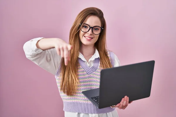 使用电脑笔记本电脑工作的年轻的高加索女人用手指指着你和相机 微笑积极而快乐 — 图库照片