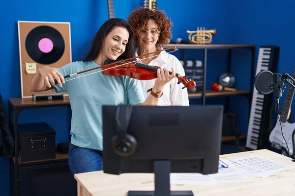 Två Kvinnor Som Har Violinlektion Musikstudio — Stockfoto