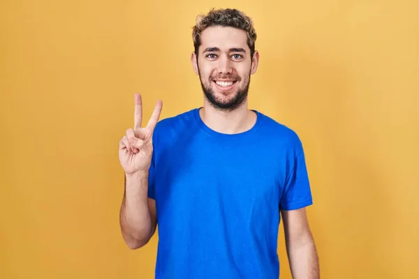 Hispanic Man Beard Standing Yellow Background Showing Pointing Fingers Number — Zdjęcie stockowe