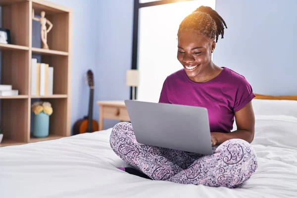 Afroamerikanerin Sitzt Mit Laptop Auf Bett Schlafzimmer — Stockfoto