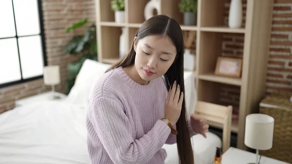 Joven Mujer China Teniendo Tratamiento Pelo Sentado Cama Dormitorio —  Fotos de Stock