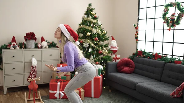 Genç Sarışın Kadın Noel Ağacının Yanında Duruyor Evde Dans Ediyor — Stok fotoğraf
