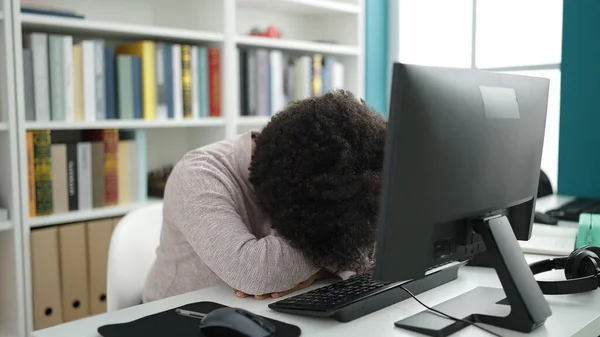 Νεαρή Αφροαμερικανή Φοιτήτρια Που Χρησιμοποιεί Υπολογιστή Στρεσαρισμένη Στην Τάξη Του — Φωτογραφία Αρχείου