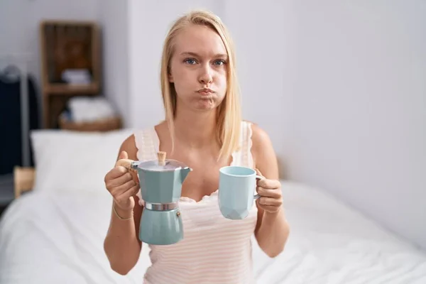 Kafkasyalı Genç Bir Kadın Yatakta Kahve Içiyor Komik Yüzüyle Yanaklarını — Stok fotoğraf