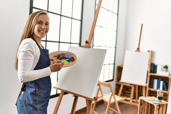 Young Caucasian Woman Smiling Confident Drawing Art Studio — ストック写真