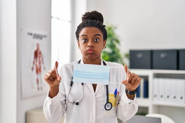 Jonge Afro Amerikaanse Met Vlechten Doktersuniform Met Veiligheidsmasker Die Wangen — Stockfoto