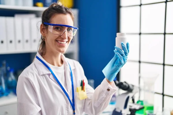 Молода Жінка Науковець Посміхається Впевнено Тримає Пляшку Таблеток Лабораторії — стокове фото