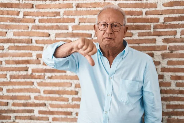 Senior Man Med Grått Hår Stående Över Tegelvägg Ser Olycklig — Stockfoto