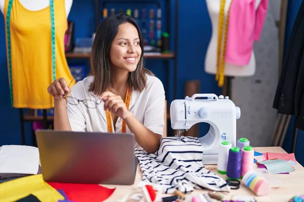 Young Hispanic Woman Tailor Smiling Confident Using Laptop Sewing Studio — Stock Photo, Image