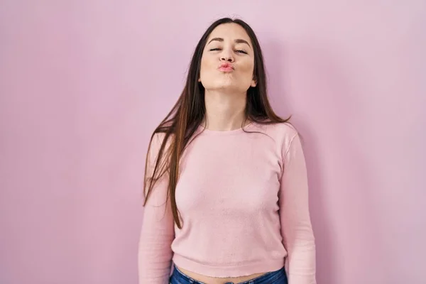 Jonge Brunette Vrouw Staan Roze Achtergrond Kijken Naar Camera Blazen — Stockfoto