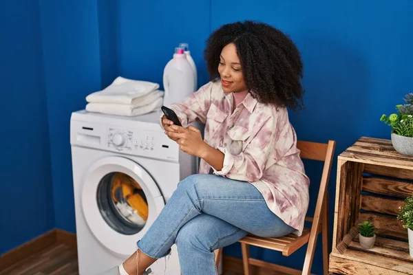 Genç Afrikalı Amerikalı Kadın Çamaşır Makinesinde Çamaşır Makinesini Beklerken Akıllı — Stok fotoğraf
