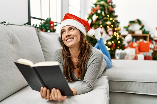 Evdeki Noel Ağacının Yanında Kitap Okuyan Genç Latin Kadın — Stok fotoğraf