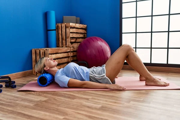 Young Blonde Woman Training Using Foam Roller Sport Center — Stock Photo, Image