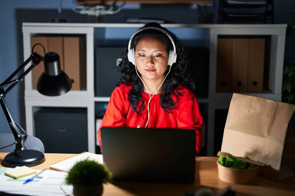 Joven Mujer Asiática Que Trabaja Oficina Con Ordenador Portátil Noche —  Fotos de Stock