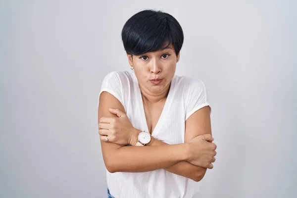 Jovem Mulher Asiática Com Cabelo Curto Sobre Fundo Isolado Tremendo — Fotografia de Stock