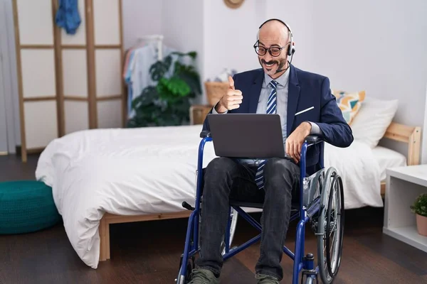 Ισπανόφωνος Άνθρωπος Γενειάδα Κάθεται Αναπηρική Καρέκλα Κάνει Επαγγελματική Βιντεοκλήση Χαμογελώντας — Φωτογραφία Αρχείου