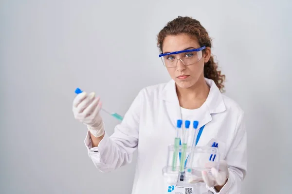 実験室で働く若い白人科学者の女性は 苦痛のために落ち込んで心配し 怒って恐れています 悲しい表情 — ストック写真