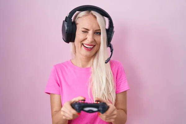 Blanke Vrouw Spelen Video Game Holding Controller Knipogen Naar Camera — Stockfoto