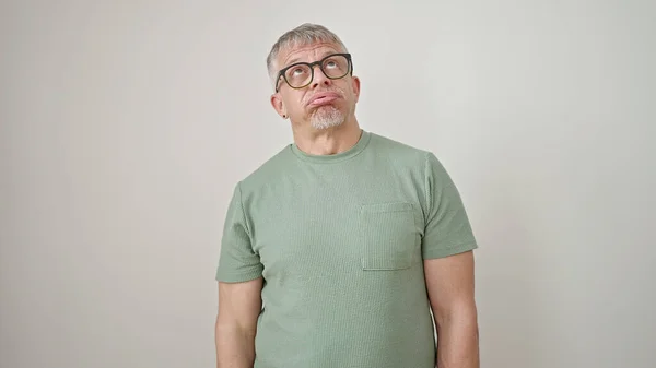 Homem Cabelos Grisalhos Meia Idade Usando Óculos Olhando Chateado Sobre — Fotografia de Stock