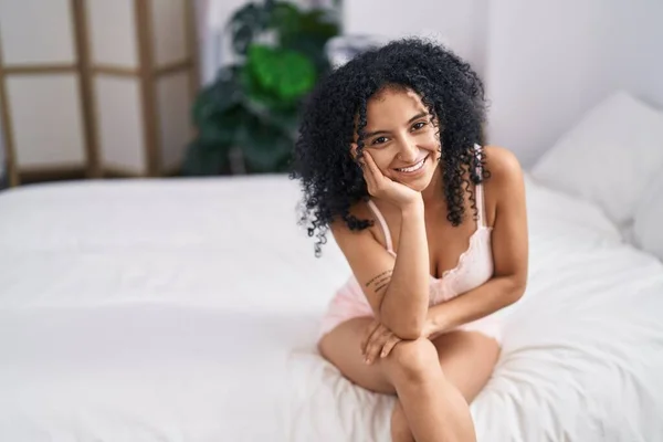 Genç Spanyol Kadın Yatakta Kendinden Emin Bir Şekilde Gülümsüyor — Stok fotoğraf