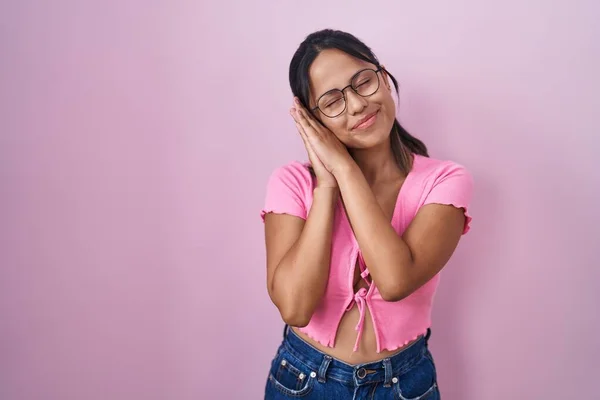 Mujer Joven Hispana Pie Sobre Fondo Rosa Con Gafas Durmiendo — Foto de Stock