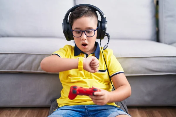 Joven Niño Hispano Jugando Videojuego Sosteniendo Controlador Usando Auriculares Mirando —  Fotos de Stock