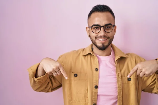 Young Hispanic Man Standing Pink Background Looking Confident Smile Face — Stock Photo, Image