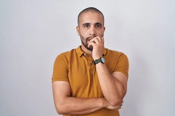 白い背景の上に立ってひげを生やしてヒスパニック系の男は 口の爪をかむ上で手でストレスと緊張している 不安の問題 — ストック写真