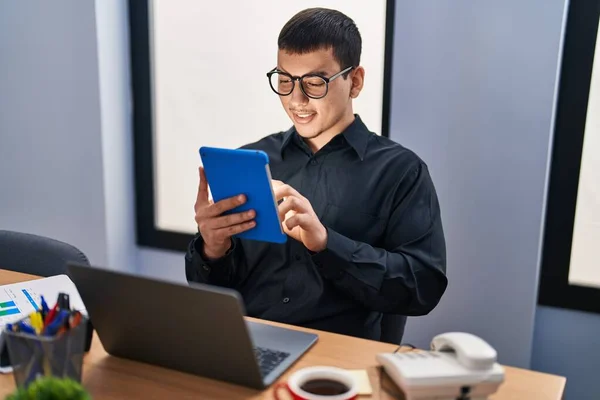 Jovem Trabalhador Negócios Usando Laptop Touchpad Escritório — Fotografia de Stock