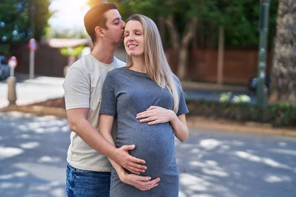 Hombre Mujer Pareja Abrazándose Unos Otros Esperando Bebé Calle — Foto de Stock