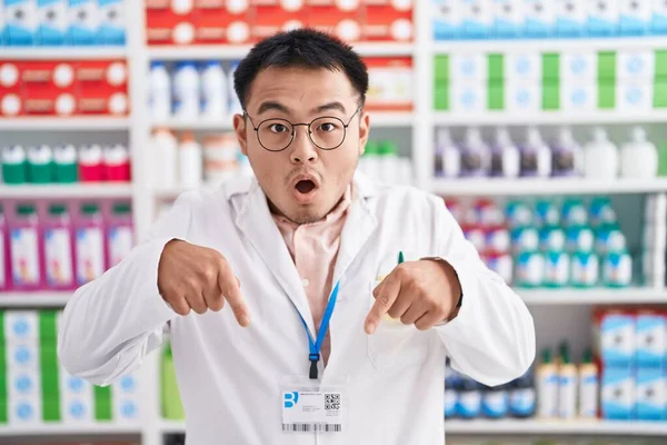 Chinesischer Junger Mann Der Apotheke Arbeitet Zeigt Mit Erhobenem Zeigefinger — Stockfoto