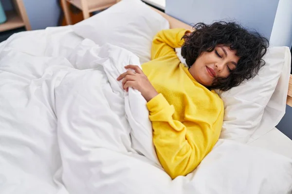 Genç Güzel Spanyol Bir Kadın Yatakta Uzanıyor — Stok fotoğraf