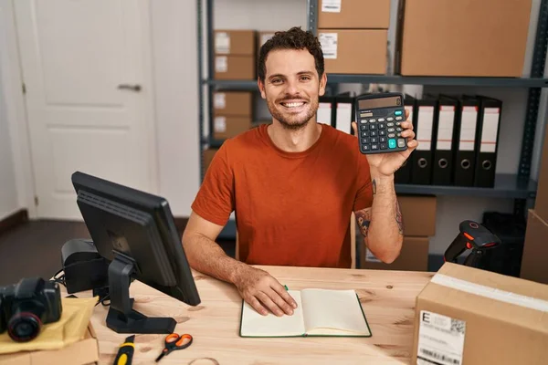 Homem Hispânico Jovem Trabalhando Comércio Eletrônico Pequenas Empresas Segurando Calculadora — Fotografia de Stock