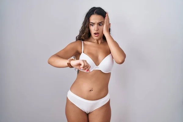 Ung Latinamerikansk Kvinna Klädd Vita Underkläder Tittar Klockan Tid Orolig — Stockfoto
