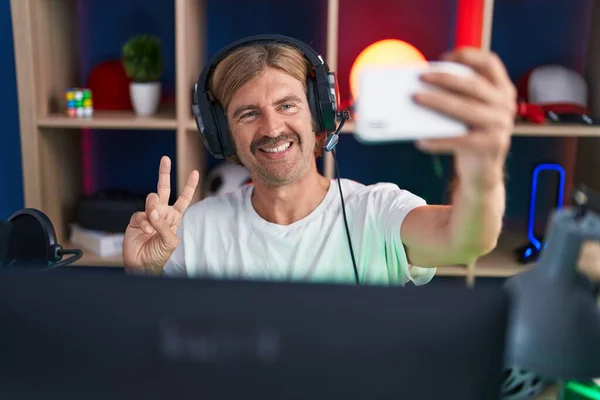 Jong Blond Man Streamer Glimlachen Zelfverzekerd Maken Selfie Door Smartphone — Stockfoto