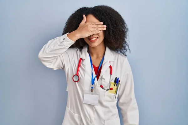 Genç Afro Amerikan Kadın Doktor Üniforması Steteskop Takmış Gülümseyen Gülen — Stok fotoğraf