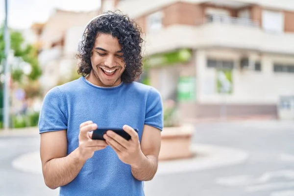 Jonge Latijn Man Glimlacht Zelfverzekerd Kijken Video Smartphone Straat — Stockfoto