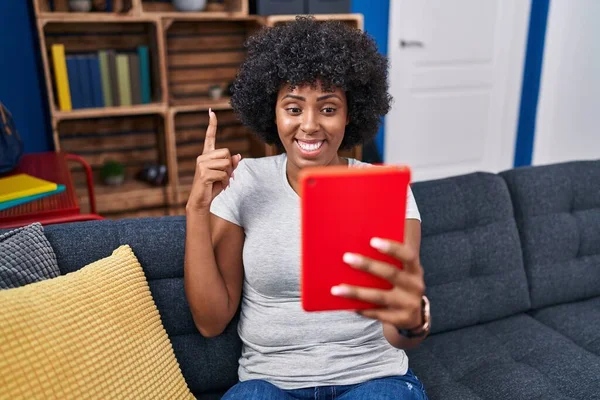Mulher Negra Com Cabelo Encaracolado Usando Touchpad Sentado Sofá Sorrindo — Fotografia de Stock