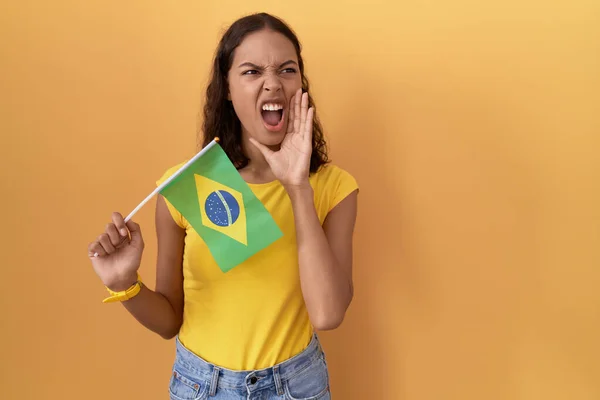 Молодая Испаноязычная Женщина Бразильским Флагом Кричащая Громко Бок Рукой Губах — стоковое фото