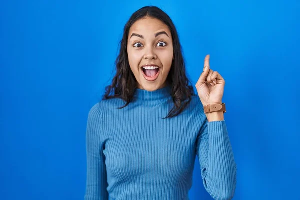Young Brazilian Woman Standing Blue Isolated Background Pointing Finger Successful — Stock Photo, Image