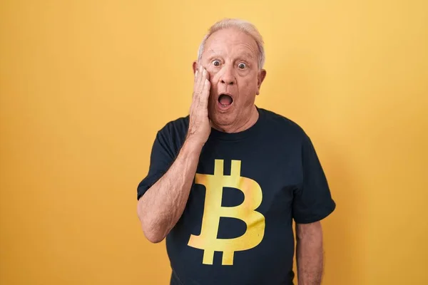 Homem Sênior Com Cabelos Grisalhos Vestindo Camiseta Bitcoin Com Medo — Fotografia de Stock