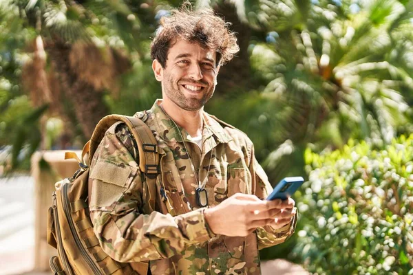 Молодой Солдат Использует Смартфон Парке — стоковое фото