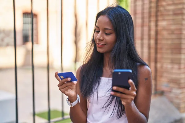 Jovem Mulher Bonita Usando Smartphone Cartão Crédito Rua — Fotografia de Stock