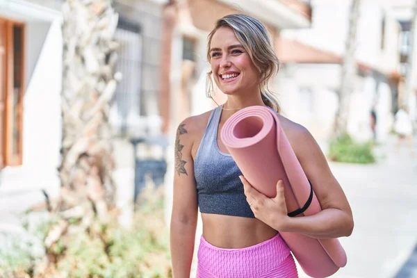 Ung Blond Kvinna Bär Sportkläder Håller Yogamatta Gatan — Stockfoto