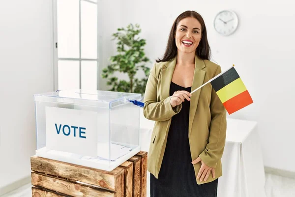Genç Güzel Spanyol Kadın Gülümsüyor Elinde Belçika Bayrağı Seçim Üniversitesinde — Stok fotoğraf